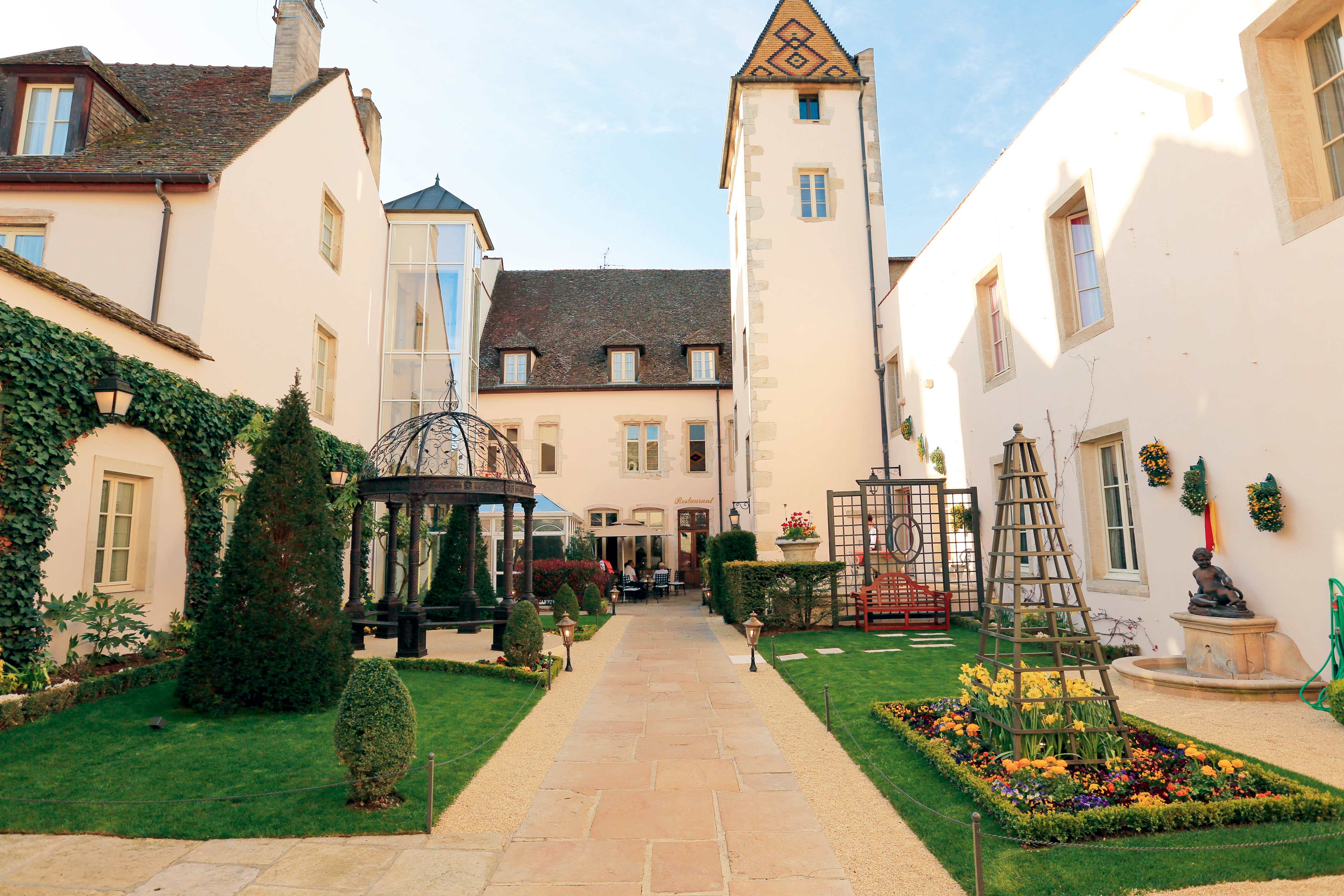grande cours maison toiture typique de bourgogne