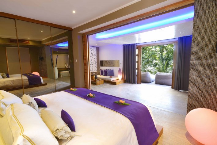 Chambre ouverte sur jardin design contemporain