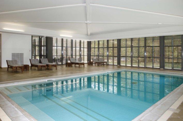 Grande piscine intérieure
