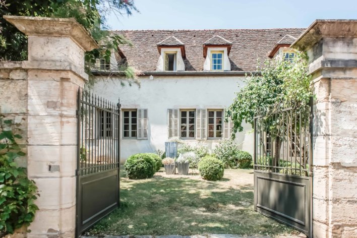 Grande bâtisse en pierre claire
