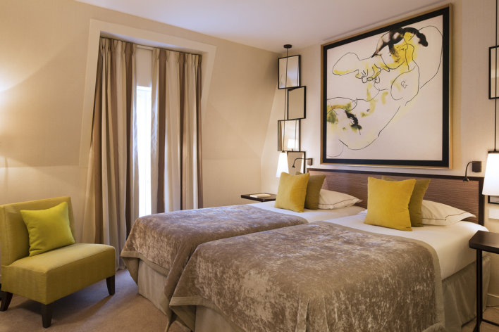 Chambre deux lit une place décoration jaune et taupe cadre en tête de lit