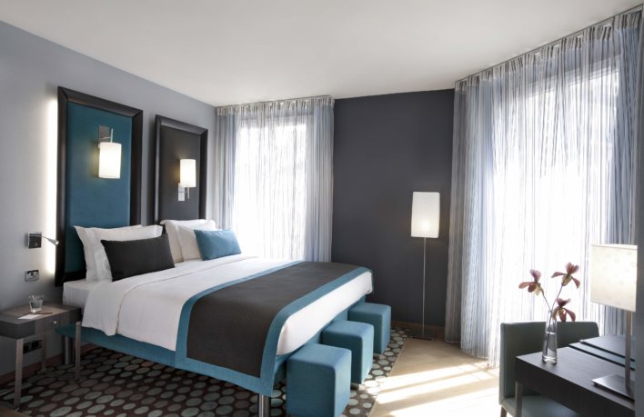 Chambre lit double décoration bleu, noir et blanc