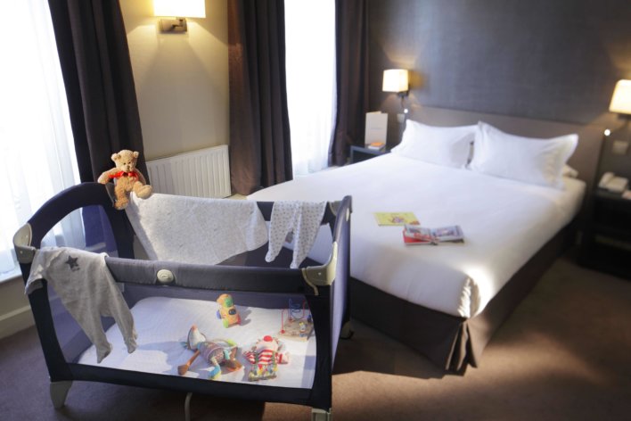 Chambre avec lit pour bébé