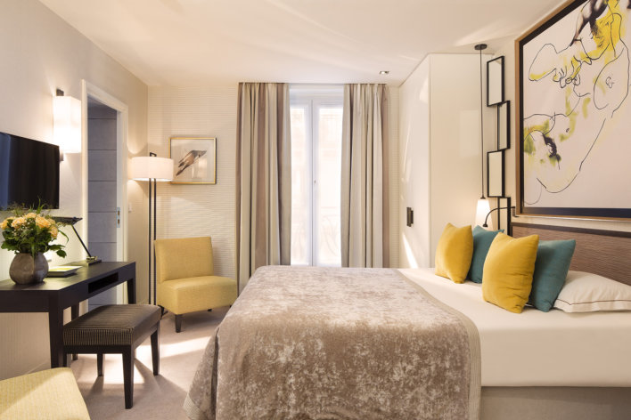Chambre lit double décoration jaune et taupe plus petit console en bois