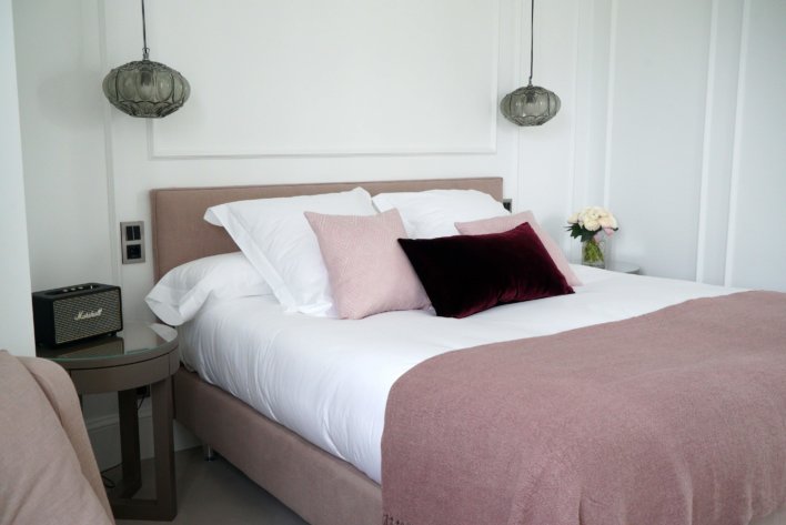 Tête de lit suspension boule et linge de lit rose, prune et blanc