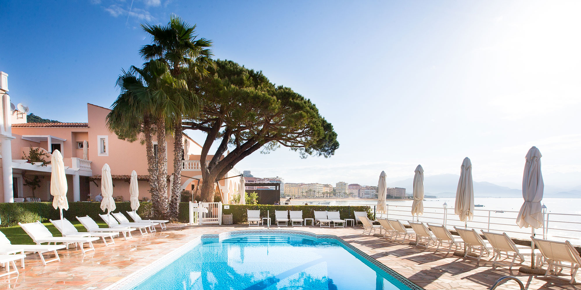 Piscine vue sur mer
