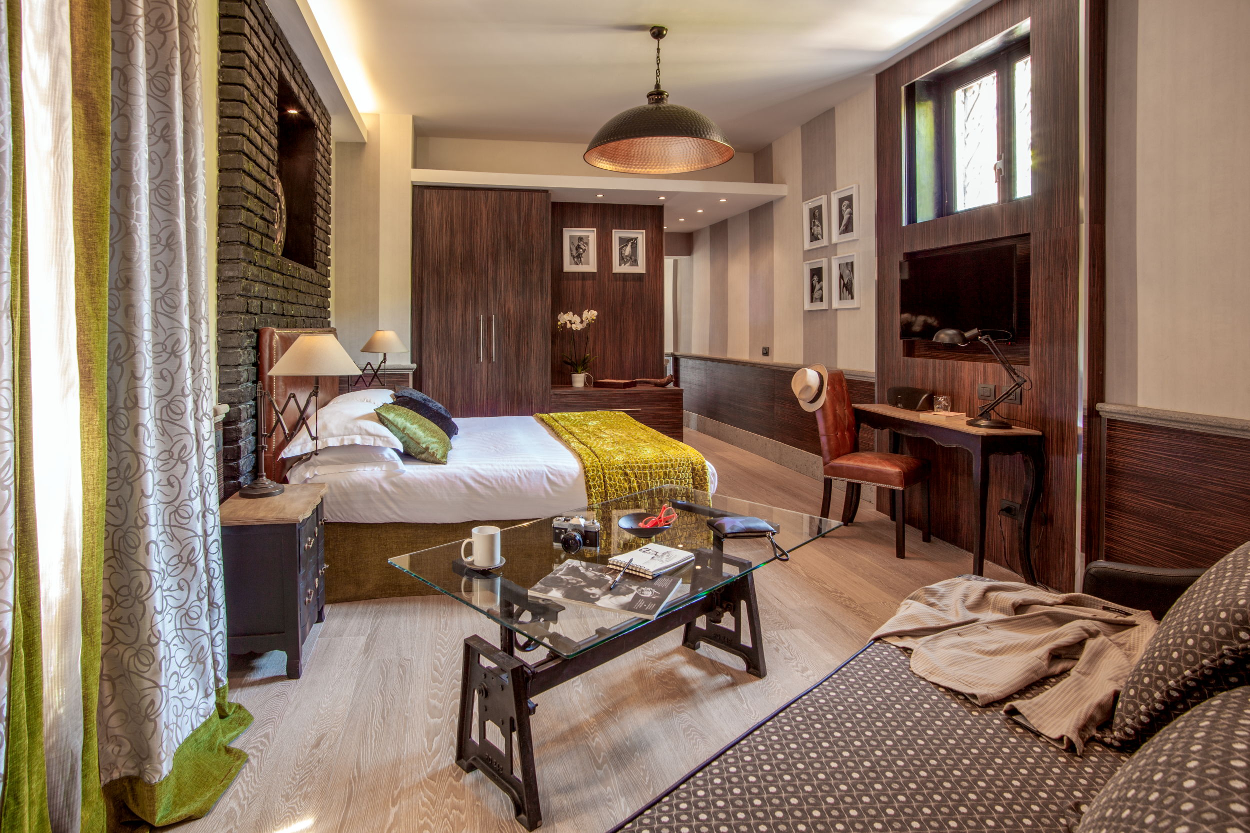 Chambre avec coin canapé et table basse plus quelques affaires de voyageurs