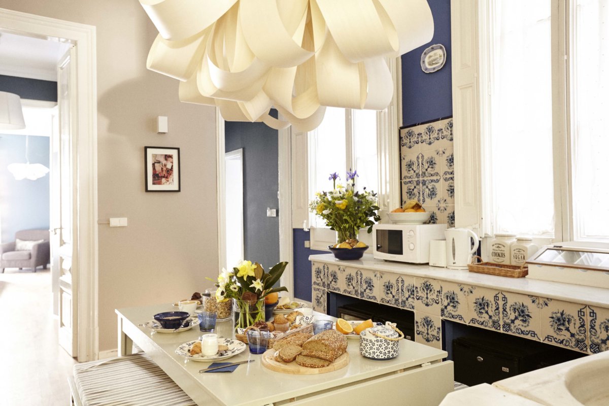 petit déjeuner dressé pour quatre personnes