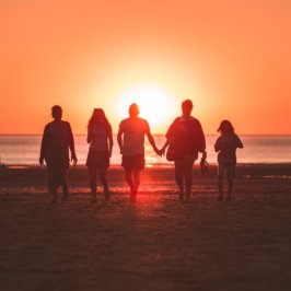Coucher de soleil plage et famille