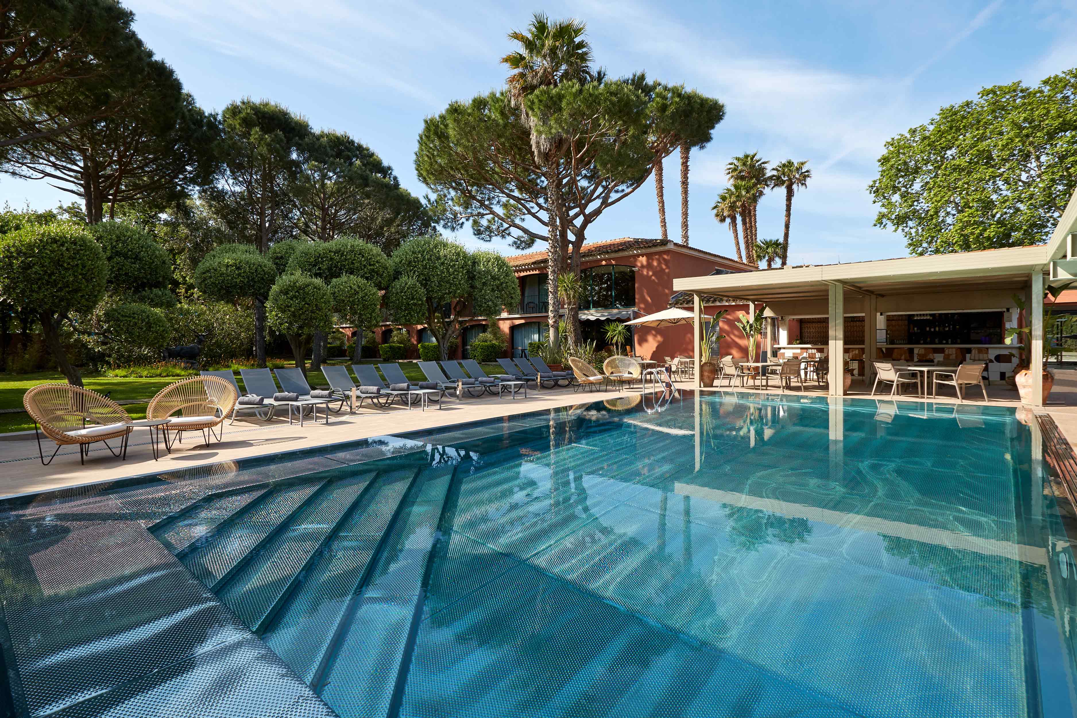 Piscine et pergola avec salon de jardin