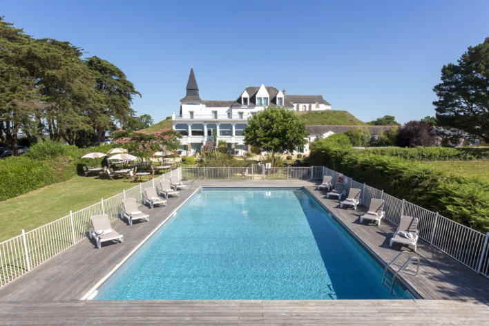 Grande piscine extérieure