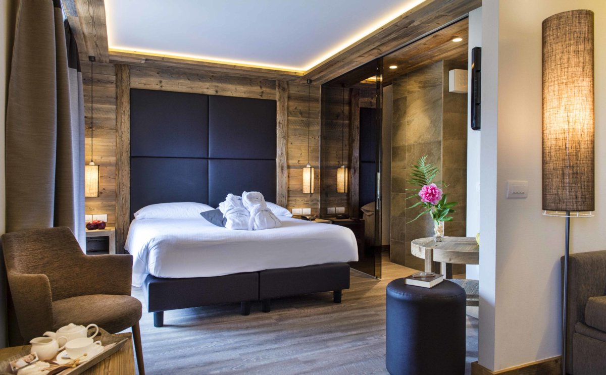 lit double dans chambre chalet
