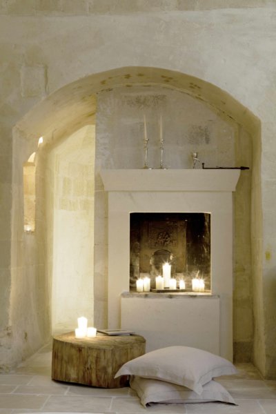 cheminée et bougie allumée