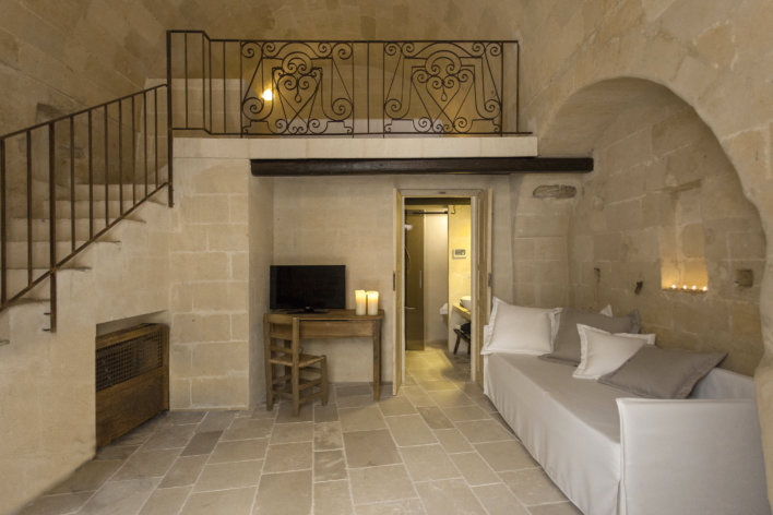 Chambre mezzanine avec canapé blanc