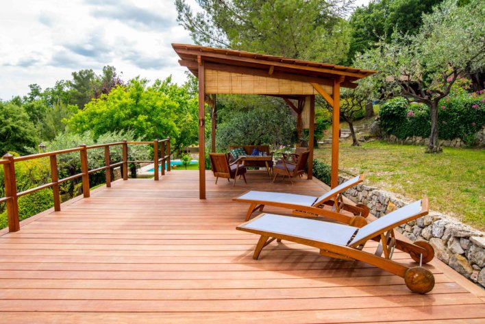 terrasse en bois avec transats et salon de jardin