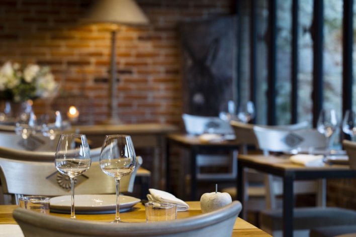 Photo détail d'une table dressée dans une salle de restaurant