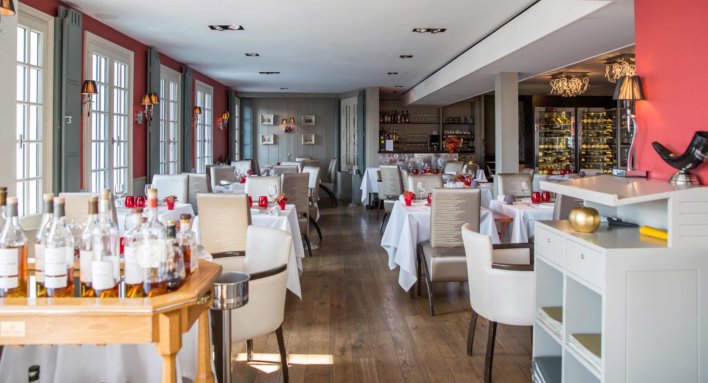 salle de restaurant chaise blanche et bar à vin