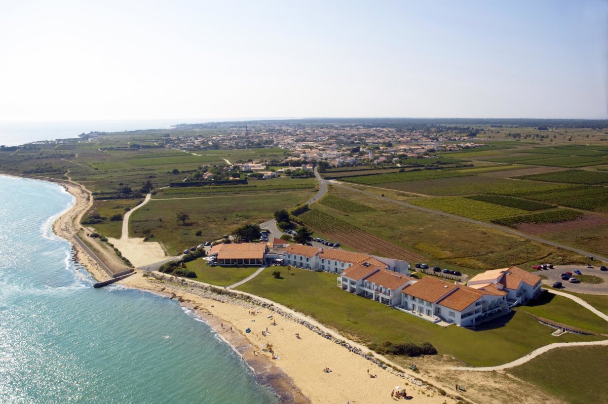 Vue aérienne de l'ïle de Ré avec plage et bâtiment toit en tuiles rouges