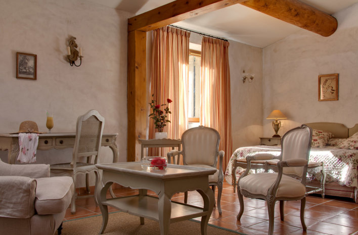 Détail d'une chambre poutre apparente, décoration inspiration campagne chic