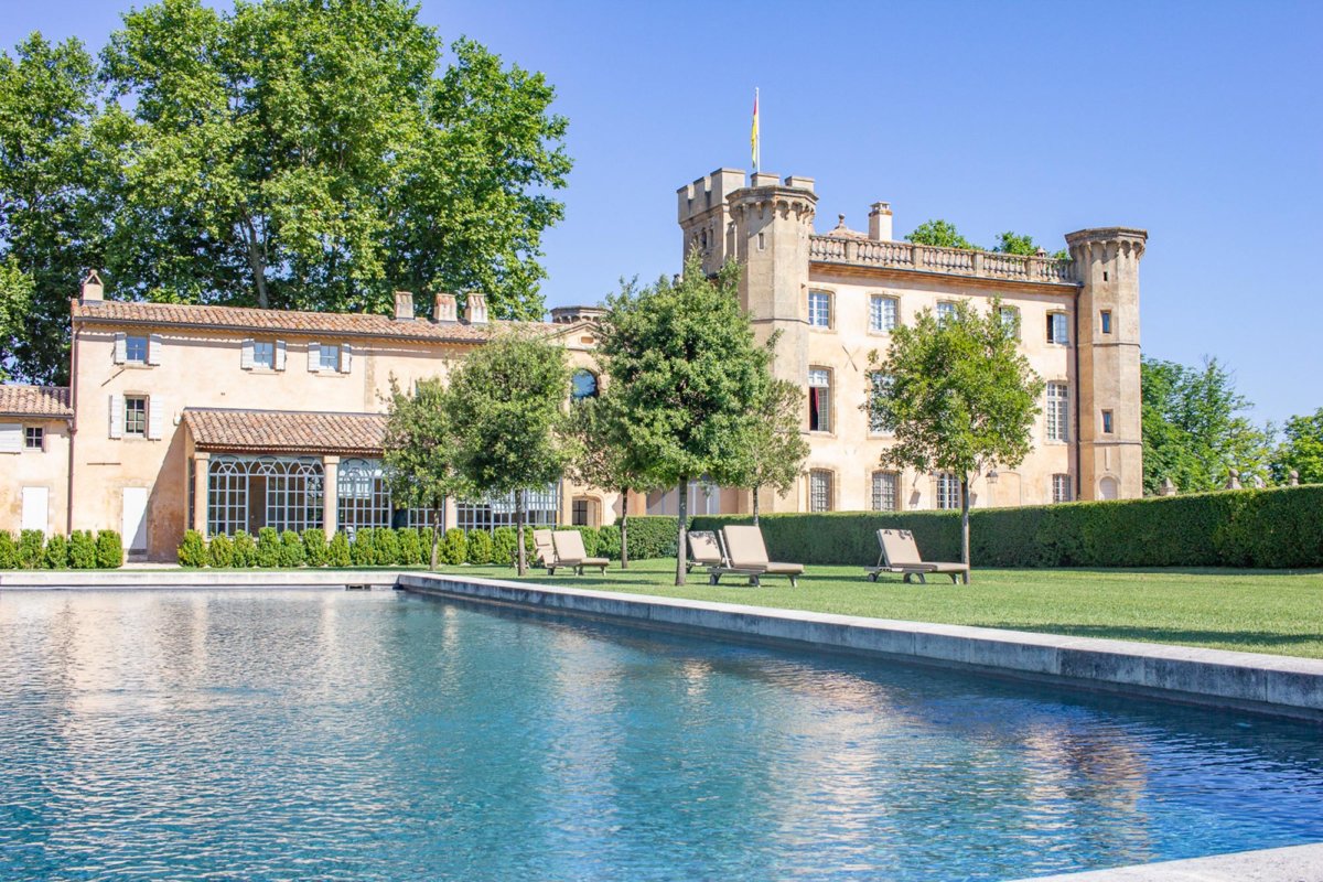Façade d'une bâtisse typique de Provence avec piscine extérieure