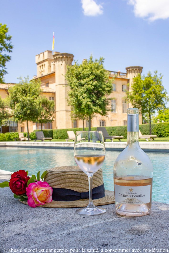 Verre de rosé avec villa provençale en arrière plan