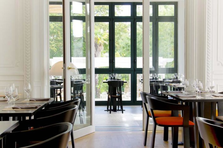 Salle de restaurant avec grandes baies vitrées