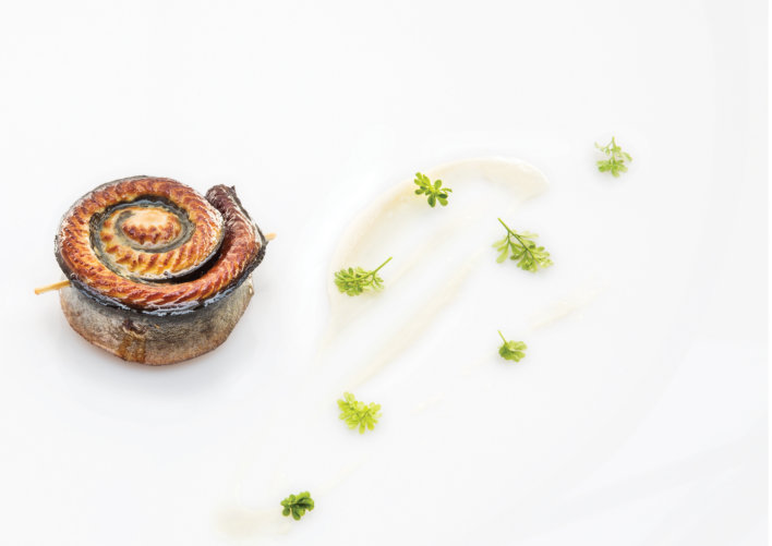 Filet d'anguille roulé et tenu par un pique
