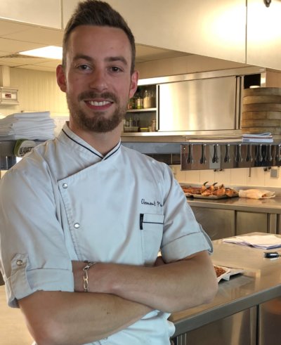 Portrait américain, chef dans sa cuisine en veste blanche