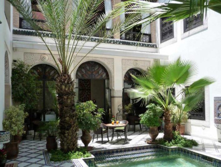 Patio style marocain avec palmier et piscine