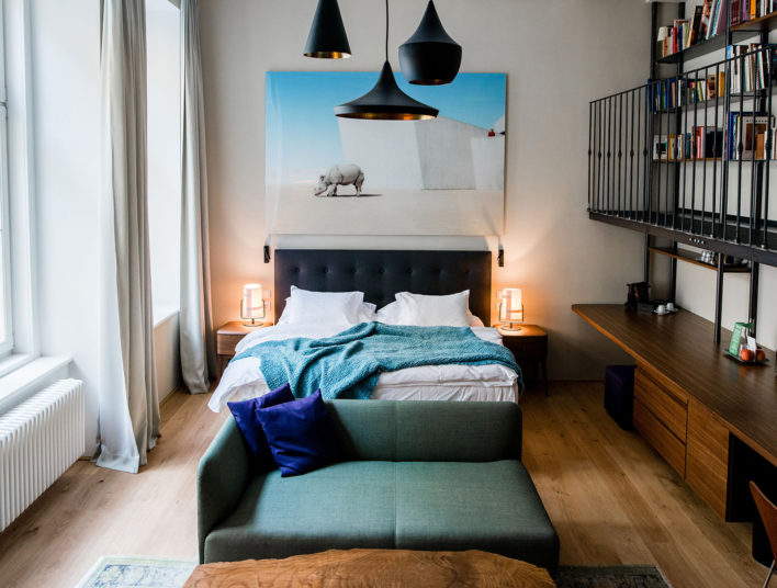 Chambre design, parquet marron, linge de ligne blanc et bleuc, suspensions modernes