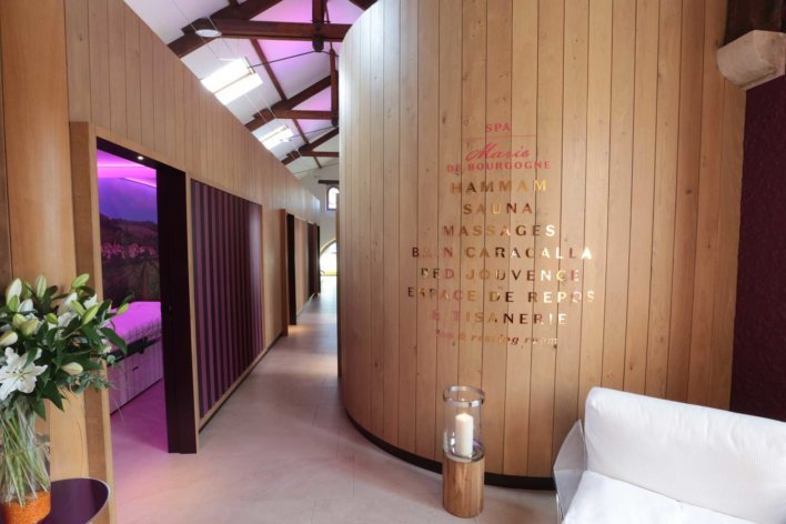 Spa avec couloir et plusieurs cabine de soins