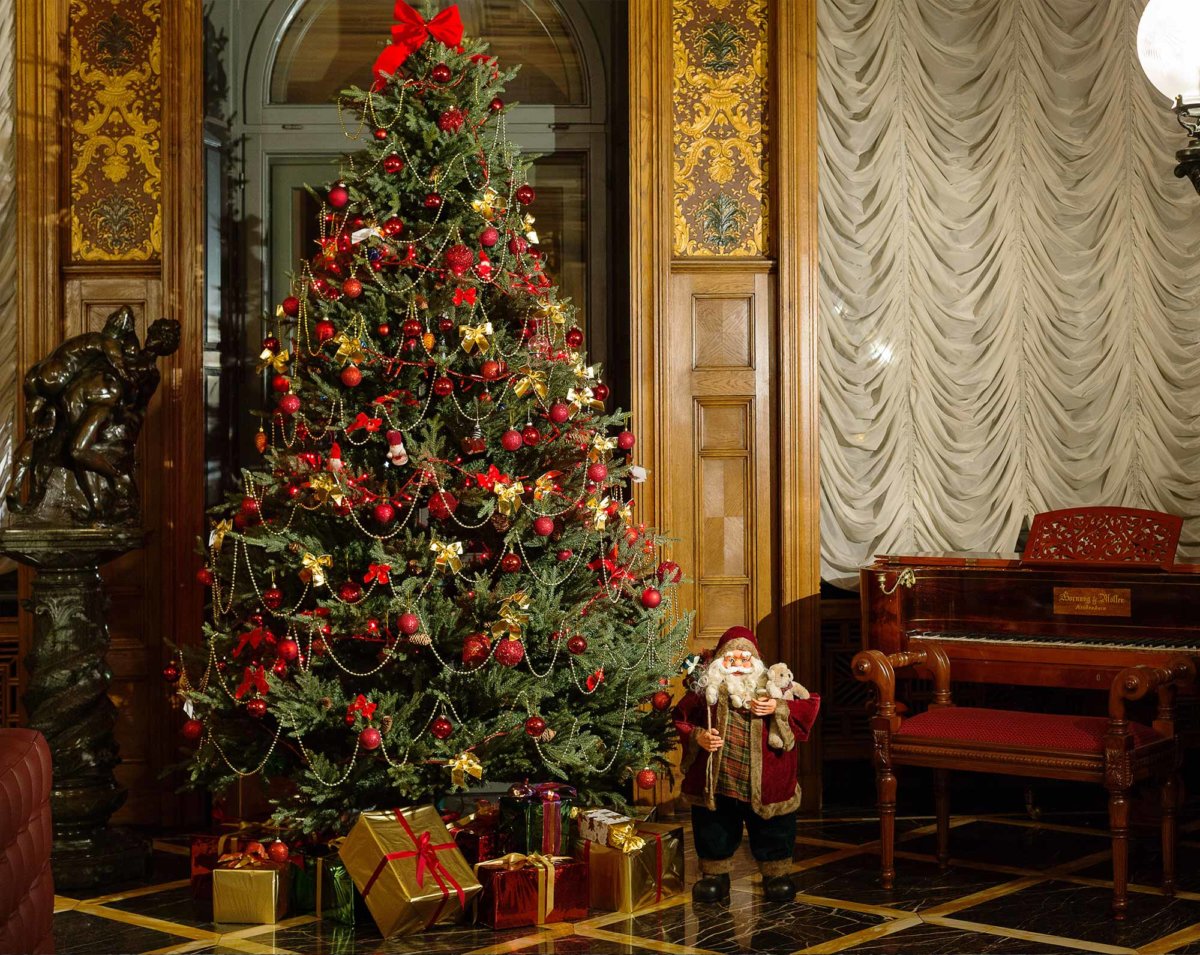 Arbre de Noël et figurine du Père Noël