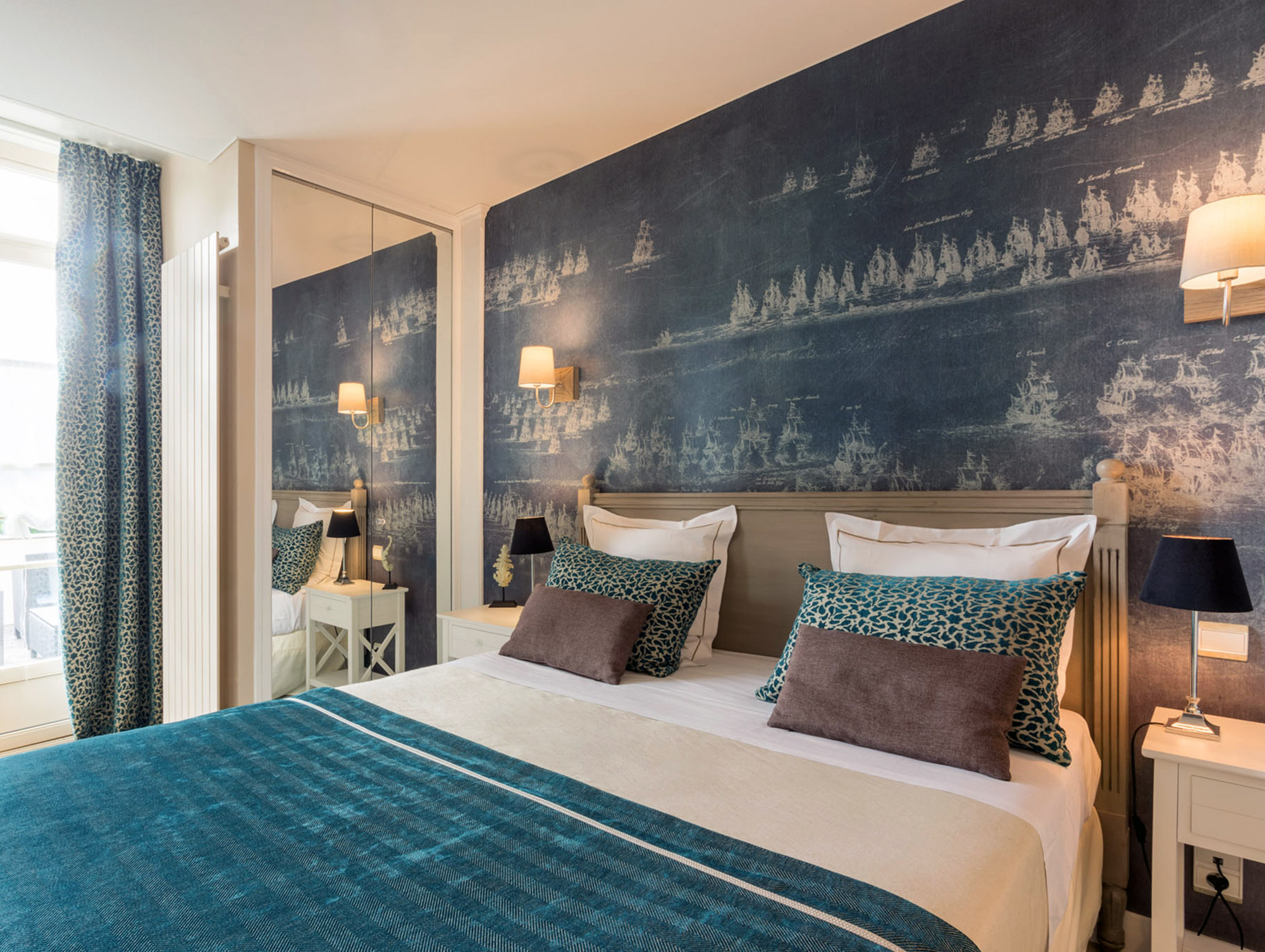 Chambre décoration bleu avec lit double, linge de lit bleu et blanc