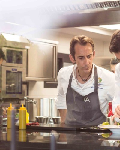 Photo portrait d'un chef dans sa cuisine