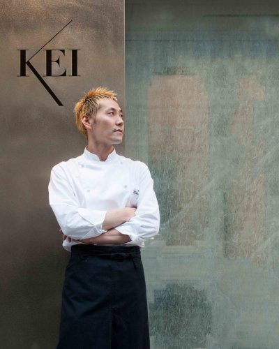 Chef en veste blanche et tablier noir