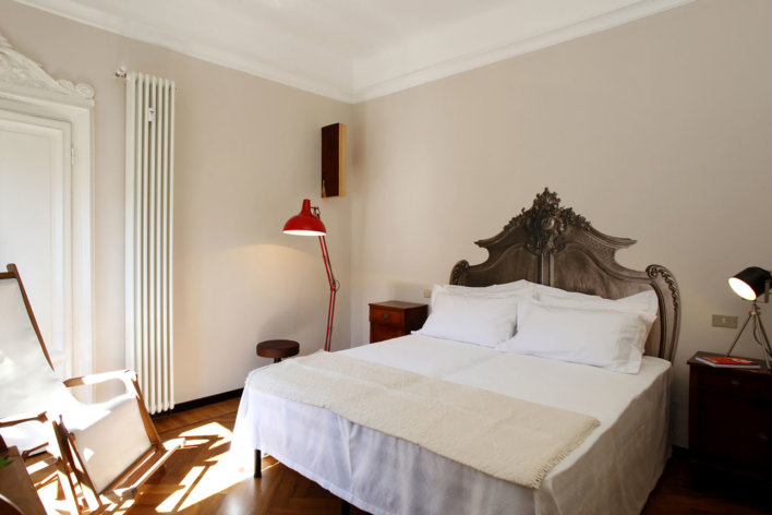 Belle chambre avec un lit double du Bonaparte Suite
