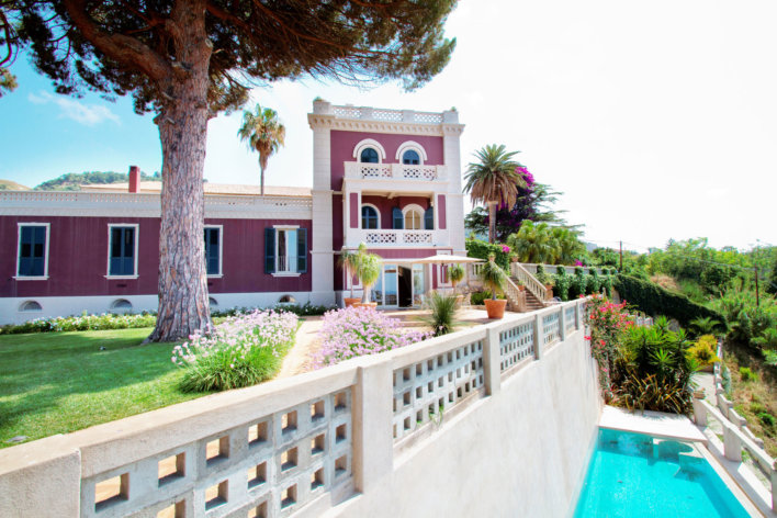 Belle vue sur une façade et sur la piscine extérieur de l'hôtel