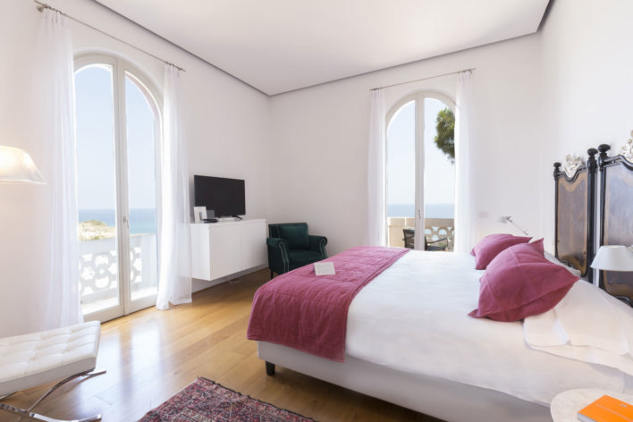 Chambre lumineuse avec vue sur la mer