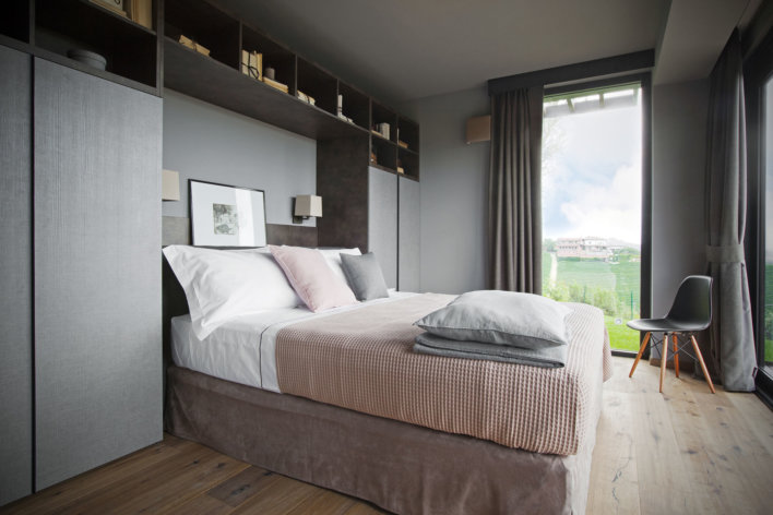 Belle chambre double lumineuse avec une décoration gris moderne et ne fenêtre qui donne une belle vue sur l'extérieur