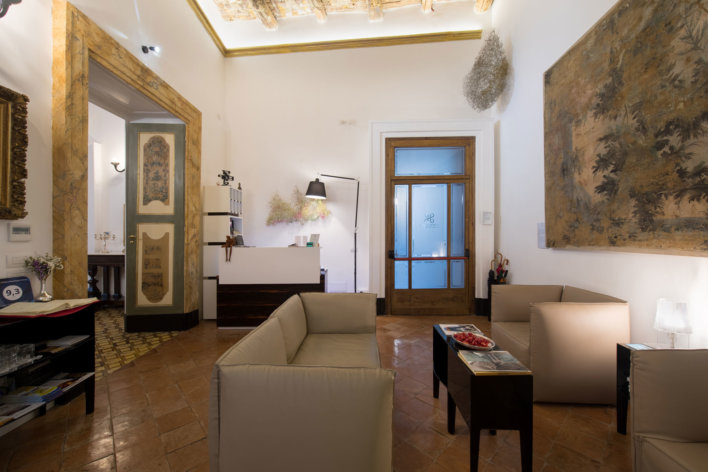 Hall avec deux canapés une table basse de l'hôtel Santa Chiara Boutique