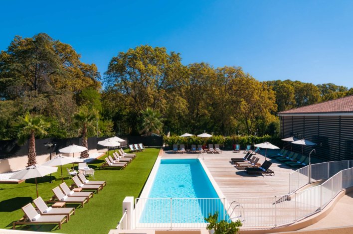 Espace détente avec une piscine extérieur et des transats