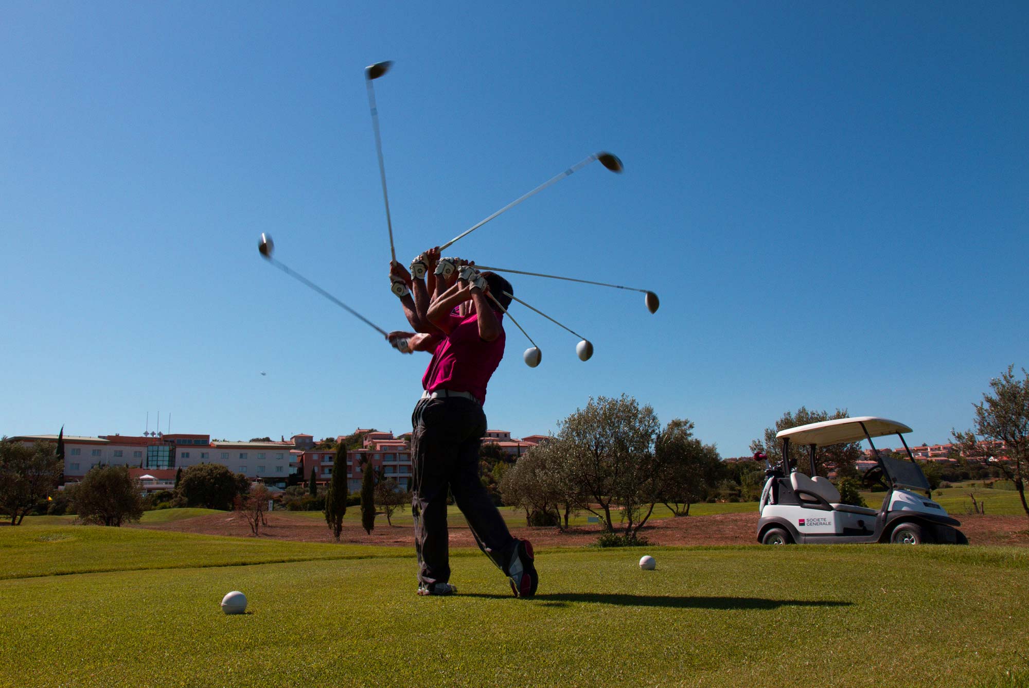 Un homme pris au ralenti en train de frapper avec club sur une balle de golf