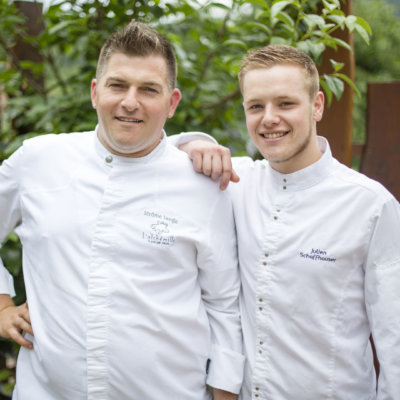 Photo de deux chefs en veste de cuisine blanche