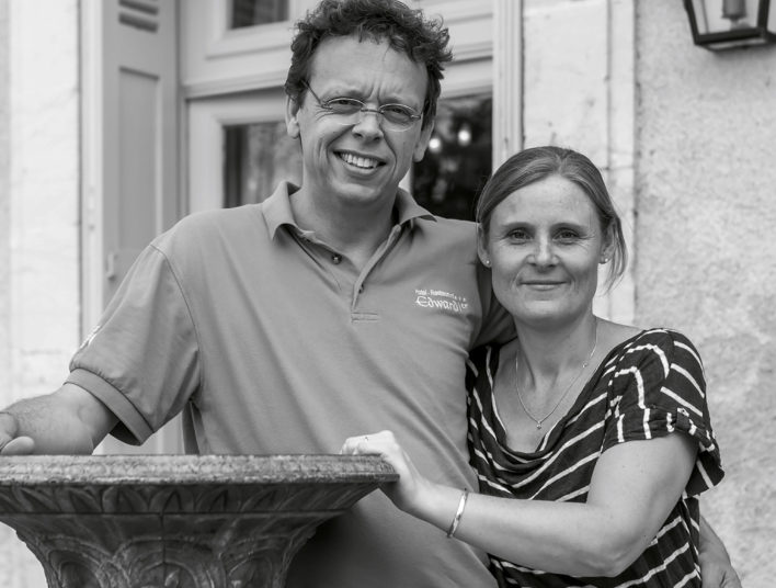 Photo noir et blanc d'un couple dans les bras l'un de l'autre, un homme à gauche et une femme à droite