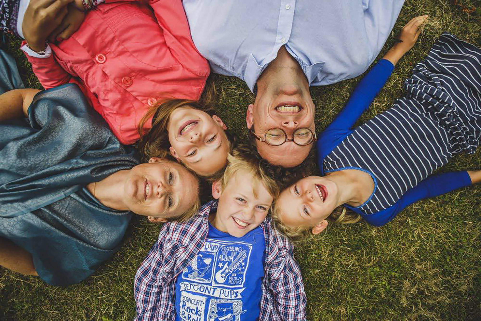 Photon de famille couché sur l'herbe en rond prise de haut
