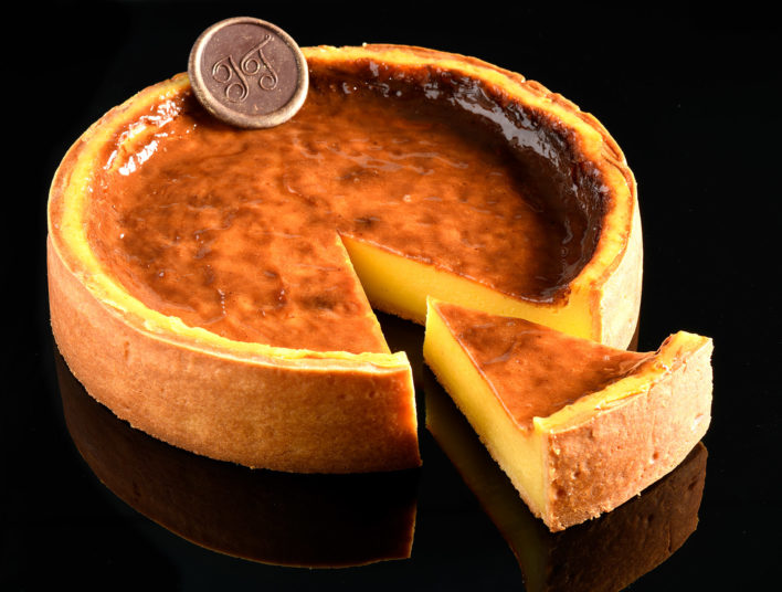 Photo d'un flan sur fond noir