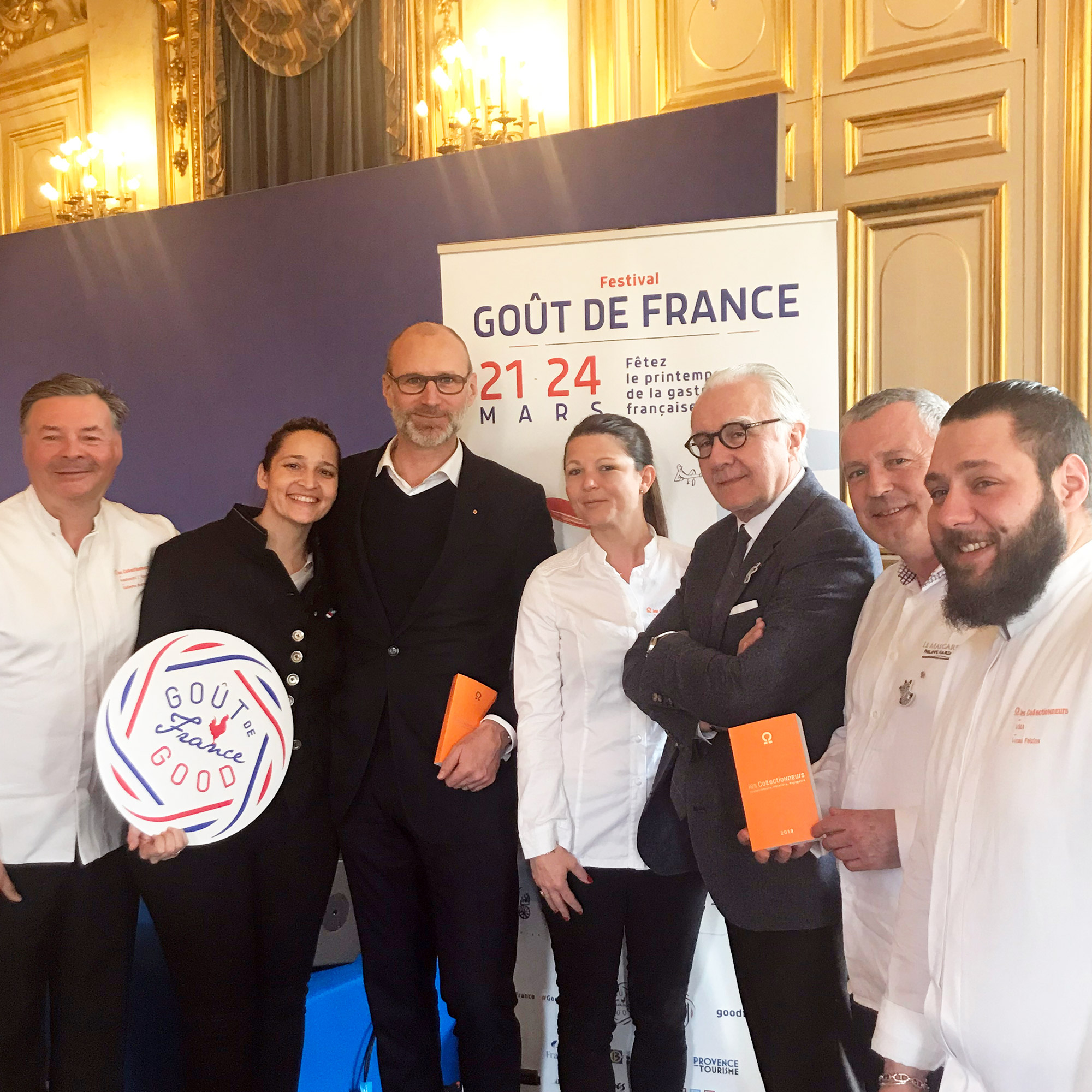 Photo de groupe de plusieurs chefs devant un kakemono Goût de France