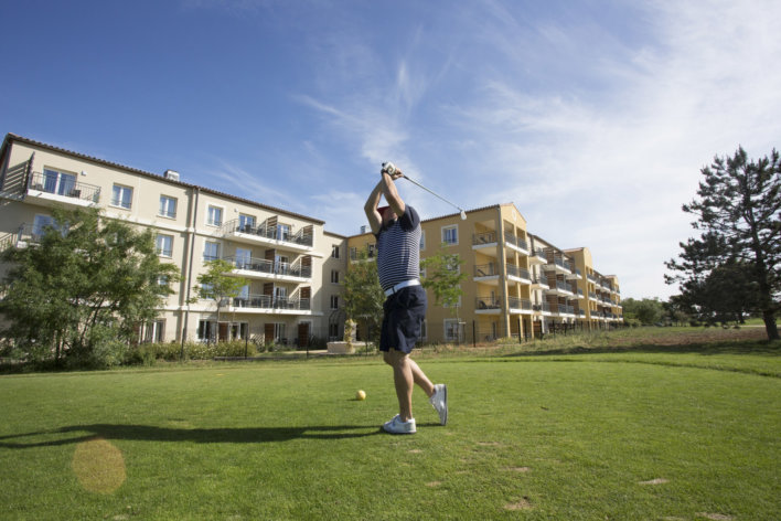 Golfeur qui s'apprête à tirer sur la balle