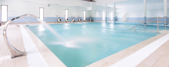 Piscine intérieur lumineuse
