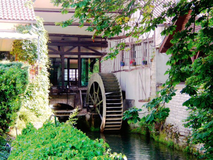 Photo de la roues à aude de l'hôtel Moulin du Landion